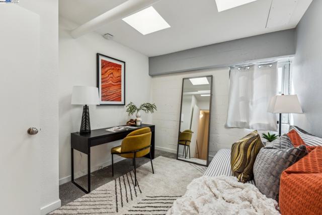 311 4th St, Oakland CA: https://media.crmls.org/mediaz/de89fde2-b0ee-4d20-8514-72c92b4e2cd1.jpg