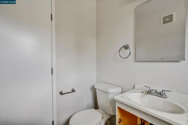 5235 Macarthur Blvd, Oakland CA: https://media.crmls.org/mediaz/de8a3c40-7f30-4d3e-b782-3a426f525a53.jpg
