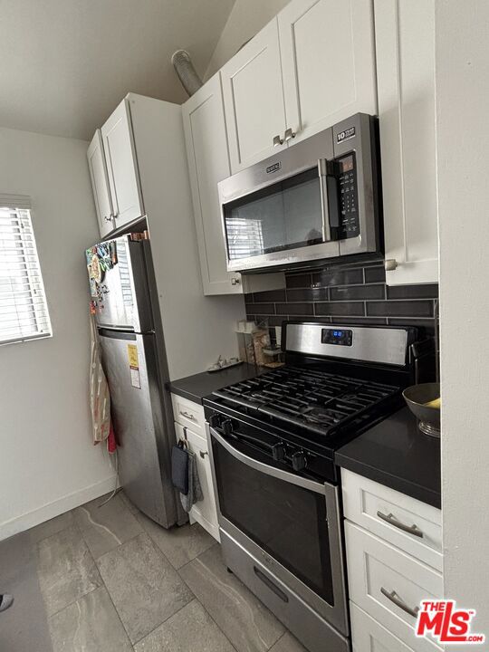 664 Marr Street, Venice CA: https://media.crmls.org/mediaz/de8a58f1-a339-4569-9c5a-af63a02e5cb2.jpg