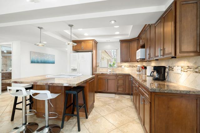 40960 La Costa W Circle, Palm Desert CA: https://media.crmls.org/mediaz/de8ac81c-7127-4133-9753-21f5618f5e19.jpg