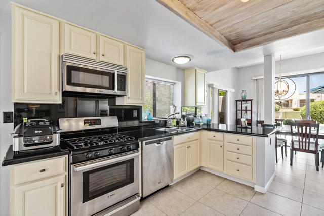 48114 Calle Seranas, La Quinta CA: https://media.crmls.org/mediaz/de8b5f96-4a2c-49b1-b165-bd5910e7a56a.jpg