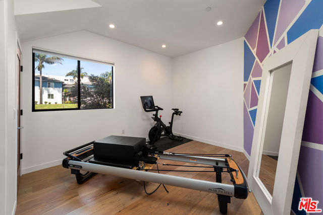 11900 Washington Place, Los Angeles CA: https://media.crmls.org/mediaz/de8b7e1f-1a50-4d32-a9f2-a3c2c5f6bc0e.jpg