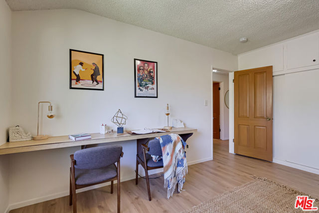 7951 Glenties Lane, Sunland CA: https://media.crmls.org/mediaz/de8dee53-77b5-4412-98e7-066cfc4bf397.jpg