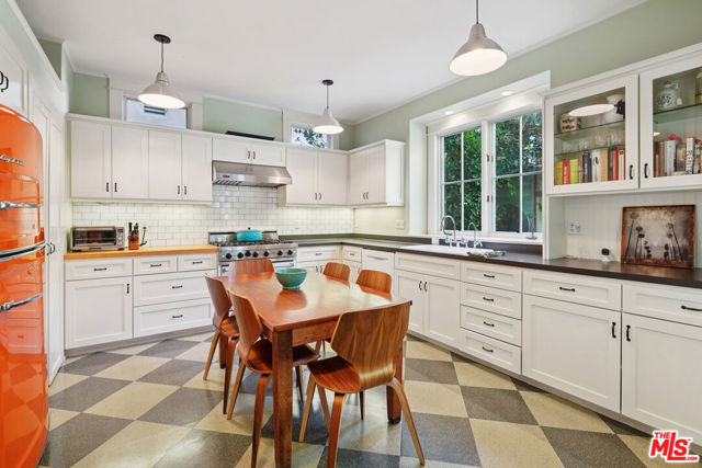 813 Crestmoore Place, Venice CA: https://media.crmls.org/mediaz/de8e5687-156f-4516-aec7-589cec2a720d.jpg