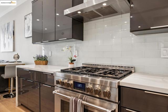 1537 Revere AVE, San Francisco CA: https://media.crmls.org/mediaz/de8ec6b5-044e-470d-87e2-fb8c2bcceb9f.jpg