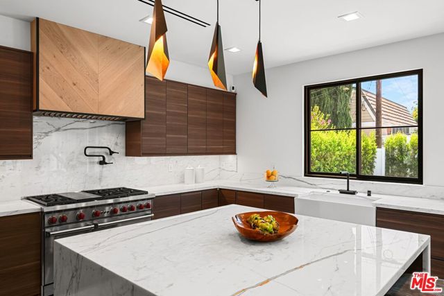 4153 Vantage Avenue, Studio City CA: https://media.crmls.org/mediaz/de8f53e9-f576-45a7-8dfb-4734cf118d22.jpg