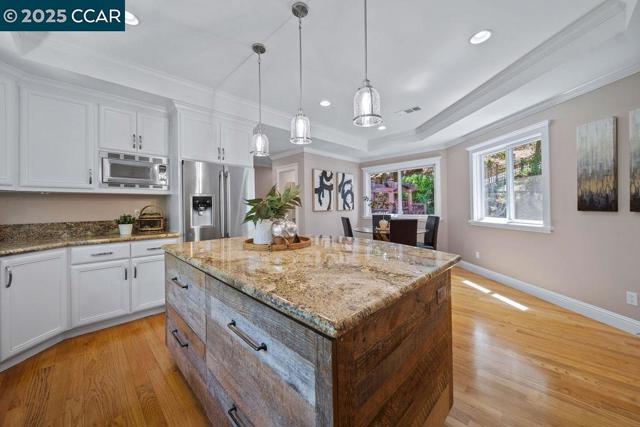 921 Foye Drive, Lafayette CA: https://media.crmls.org/mediaz/de903cec-a038-4fbd-ab19-e0237e88bfca.jpg