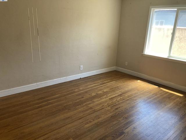 22007 Orange Ave, Castro Valley CA: https://media.crmls.org/mediaz/de903d2e-4b56-4fbc-a2c1-6e51ed2e8798.jpg