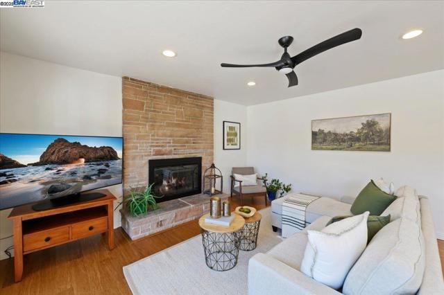 5720 San Juan Way, Pleasanton CA: https://media.crmls.org/mediaz/de907ebf-1639-4f40-977b-f424dc883597.jpg