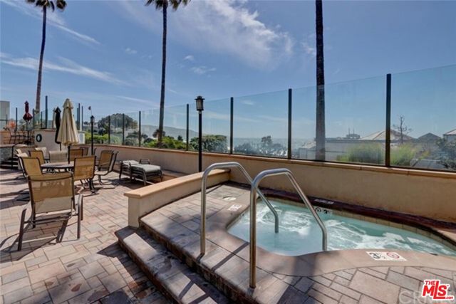 620 The village, Redondo Beach, California 90277, 2 Bedrooms Bedrooms, ,2 BathroomsBathrooms,Residential,Sold,The village,22183607