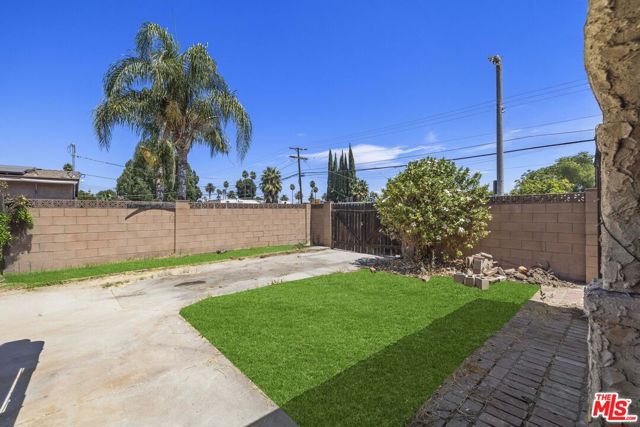 21001 Gault Street, Canoga Park CA: https://media.crmls.org/mediaz/de90baff-f321-4bce-a7d9-0471fd0bb0cf.jpg