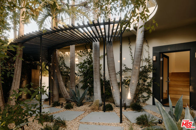 2250 El Contento Drive, Los Angeles CA: https://media.crmls.org/mediaz/de927864-dd47-4957-b55d-7d01559fc544.jpg