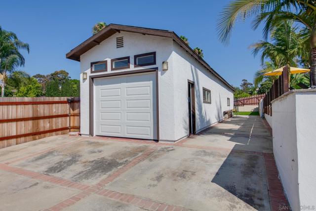 704 Matagual Dr, Vista CA: https://media.crmls.org/mediaz/de928304-2282-4ecf-bbc0-c69e892bf127.jpg