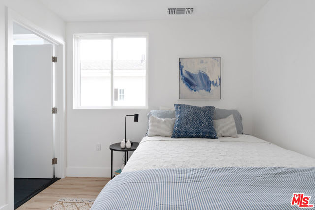 2514 Berkeley Avenue, Los Angeles CA: https://media.crmls.org/mediaz/de941fbe-6088-48c4-a32d-f2f4935c9bc1.jpg