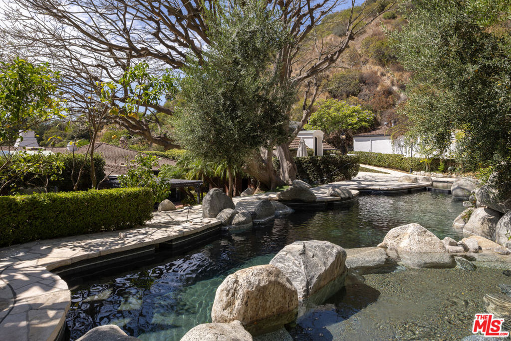 9507 Heather Road — Contemporary