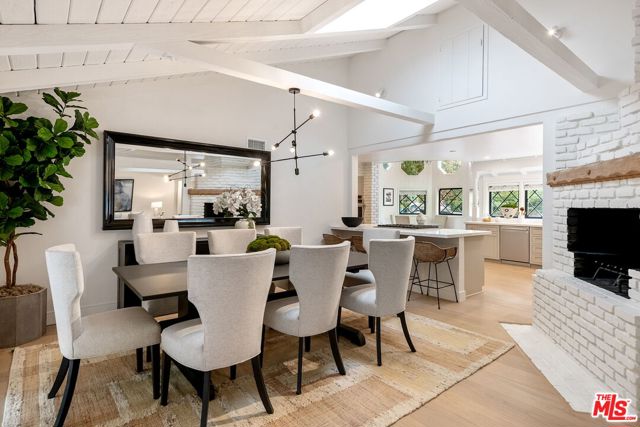 19159 Rosita Street, Tarzana CA: https://media.crmls.org/mediaz/de959f77-cf5a-40e3-8c8e-77e9ca39bf3e.jpg