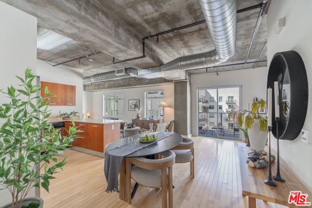 645 W 9th Street, Los Angeles CA: https://media.crmls.org/mediaz/de95a96e-cd48-48fe-83ff-51cd8e60b1e2.jpg