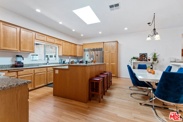 22225 Devonshire Street photo 8