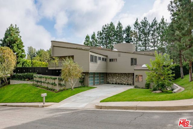 17765 Camino De Yatasto, Pacific Palisades CA: https://media.crmls.org/mediaz/de96629d-6999-42cb-9cab-577eb0f8a21e.jpg