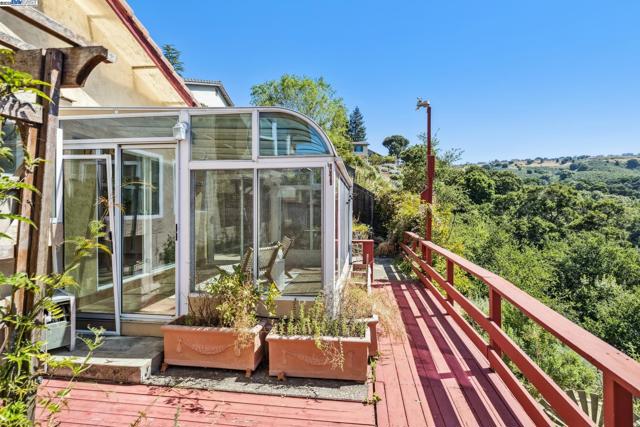 3483 Skyline Dr, Hayward CA: https://media.crmls.org/mediaz/de96e976-1e4a-4eda-97bb-4dbe5626b4d7.jpg