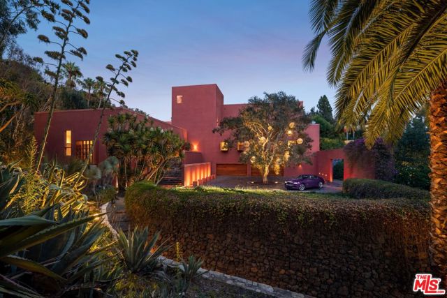 470 Layton Way, Los Angeles CA: https://media.crmls.org/mediaz/de994e9c-872e-4e43-ae60-10193725d28b.jpg