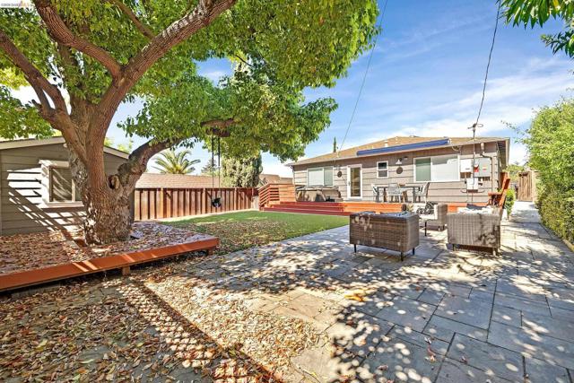 1424 Sunnyslope Ave, Belmont CA: https://media.crmls.org/mediaz/de9b427a-b2dd-4d24-973e-e4f8237545b0.jpg