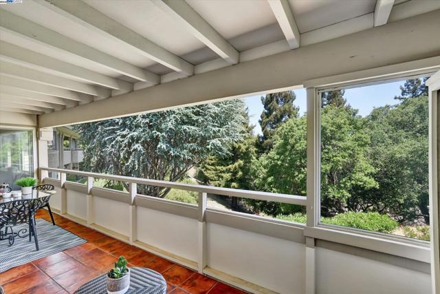 2841 Ptarmigan Dr, Walnut Creek CA: https://media.crmls.org/mediaz/de9b9e32-a5f6-48f9-b53a-4b52ae352e80.jpg