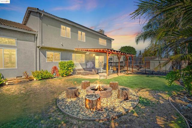 235 Pecan Pl, Brentwood CA: https://media.crmls.org/mediaz/de9e8d9a-dca2-4273-a551-b46bcab3deb5.jpg