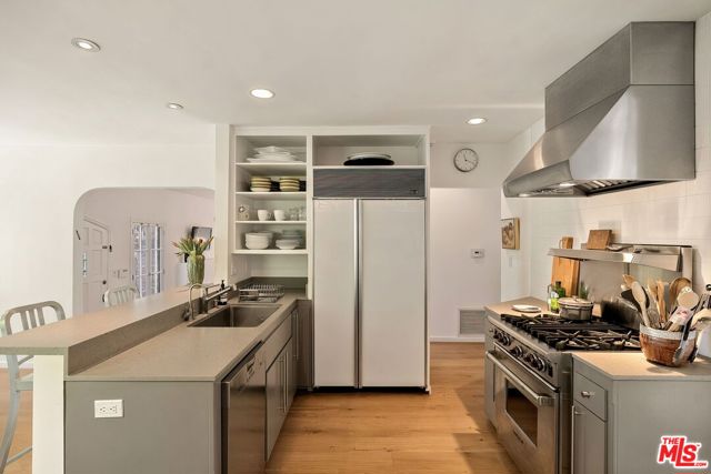 440 19th Street, Santa Monica CA: https://media.crmls.org/mediaz/de9f0de7-c72a-4df8-bb13-c4dccbd2c6d4.jpg
