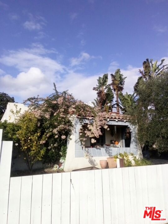 41 W Warner Street, Ventura CA: https://media.crmls.org/mediaz/de9f57ad-4133-41fd-9897-67d6e5b1f2b8.jpg