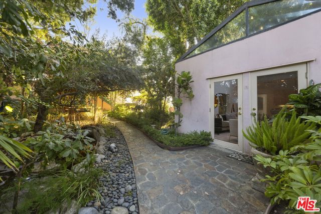 2980 Hollyridge Drive, Los Angeles CA: https://media.crmls.org/mediaz/de9f84e3-c792-4cab-98a6-c1a7aab0c10c.jpg