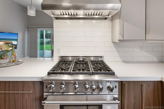 3356 Corte Tiburon, Carlsbad CA: https://media.crmls.org/mediaz/de9f8d20-4e20-427e-a0d9-e98aae9ed772.jpg