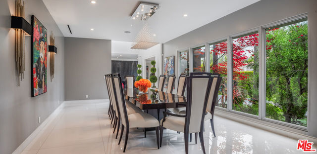 511 N Rexford Drive, Beverly Hills CA: https://media.crmls.org/mediaz/de9fb379-1aca-45ef-9473-516471190213.jpg