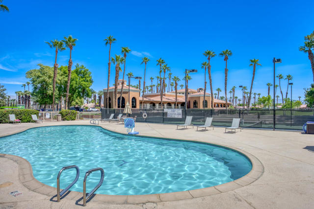 42740 Sand Dune Drive, Palm Desert CA: https://media.crmls.org/mediaz/dea11b9e-ddab-4dda-922c-be11f2363b56.jpg