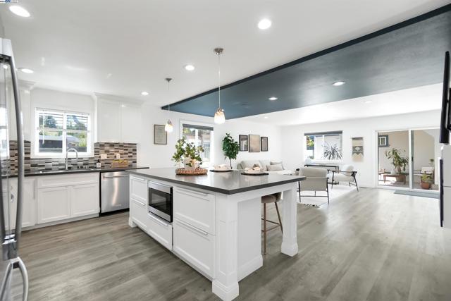 3254 Keith Ave, Castro Valley CA: https://media.crmls.org/mediaz/dea140c0-c989-4321-95a7-019d017d2e71.jpg