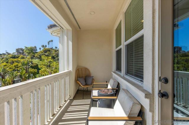 1107 Hibiscus Way, Oceanside CA: https://media.crmls.org/mediaz/dea175ff-9c92-49a4-890d-4d87d838f219.jpg
