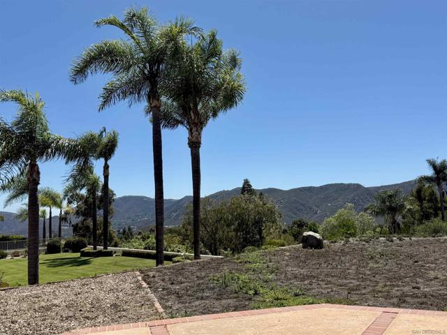 2237 Eucalyptus Ave, Escondido CA: https://media.crmls.org/mediaz/dea2040f-e864-4d35-9862-fa2b03d64bfb.jpg