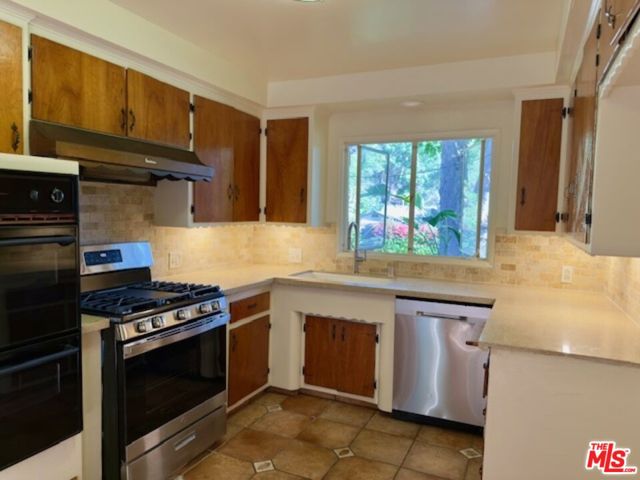 2290 Canonita Drive, La Habra Heights CA: https://media.crmls.org/mediaz/dea21fdd-bbec-43c1-b50e-53e1029de4e8.jpg