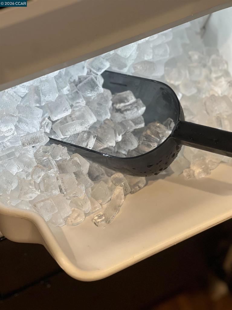 https://media.crmls.org/mediaz/dea47133-7045-400d-b683-7ef81b90d2b7.jpg?preset=X-Large
