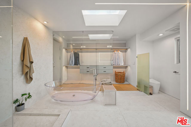 17116 Adlon Road, Encino CA: https://media.crmls.org/mediaz/dea4d9b1-a5ca-4931-9748-cea2565c488f.jpg