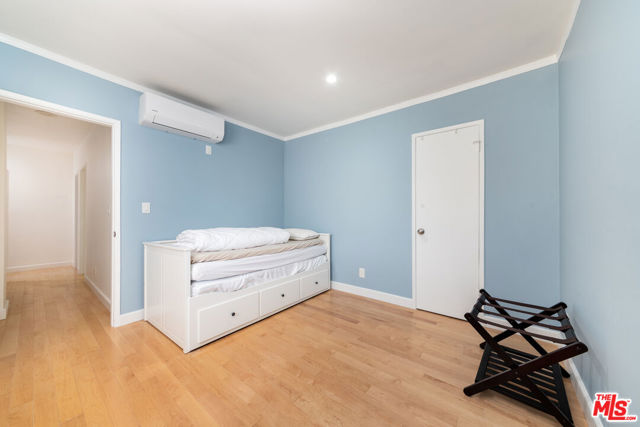 933 17th Street, Santa Monica CA: https://media.crmls.org/mediaz/dea50afc-3d21-4726-880d-5ef01e19c8eb.jpg