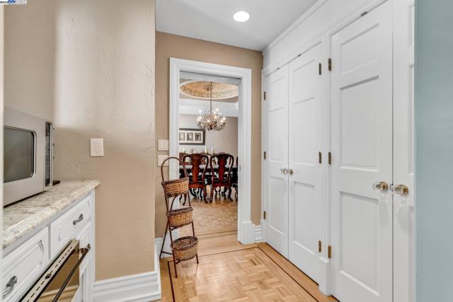 219 Valley Oaks Dr, Alamo CA: https://media.crmls.org/mediaz/dea52f1a-c678-4e56-8a89-22082f3be9ca.jpg