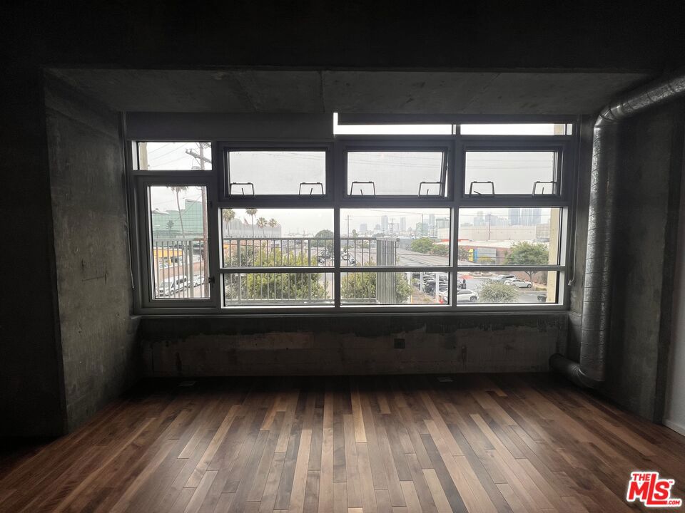 https://media.crmls.org/mediaz/dea5c36b-5107-42f1-a0b6-9ab2c3ca5710.jpg?preset=X-Large
