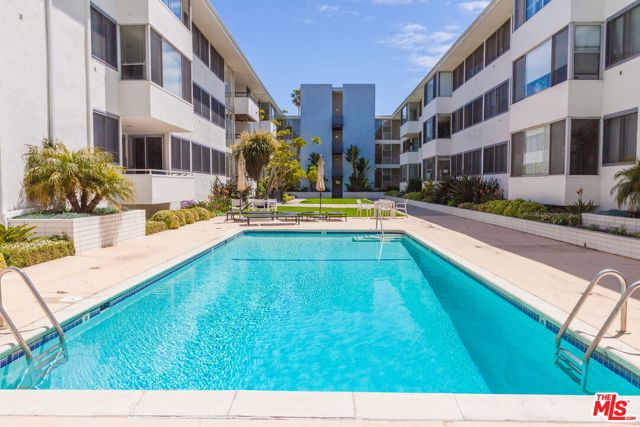 8701 Delgany Avenue, Playa del Rey CA: https://media.crmls.org/mediaz/dea61a05-8874-47ff-84f8-6ef2ab82fc1a.jpg