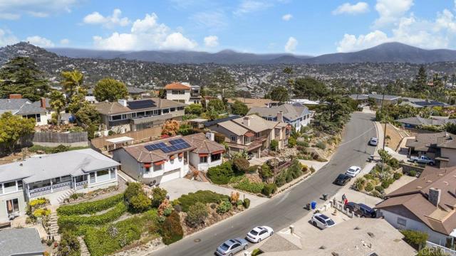 4331 Summit Drive, La Mesa CA: https://media.crmls.org/mediaz/dea6ea00-08ae-449f-b082-41152a6dd84b.jpg