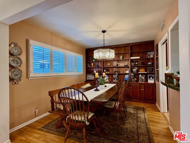 13957 Chandler Boulevard, Sherman Oaks CA: https://media.crmls.org/mediaz/dea9a870-926d-4ab9-a73a-39118c325a8a.jpg