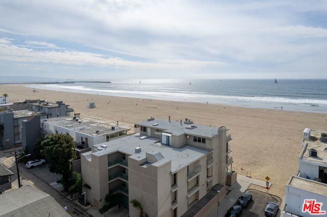 6 Eastwind Street, Marina del Rey CA: https://media.crmls.org/mediaz/deaa7ab6-64c8-44c5-b06d-be41a13443d9.jpg