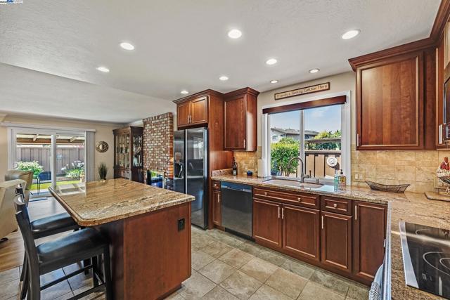 2611 Quail Ct., Union City CA: https://media.crmls.org/mediaz/deaaa213-077c-44ba-bdd0-16b8335010ef.jpg