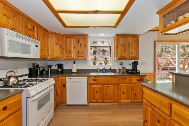 42369 Eagle Ridge Drive, Big Bear CA: https://media.crmls.org/mediaz/deab11ef-eb82-4fea-a021-ae059f19d9fc.jpg