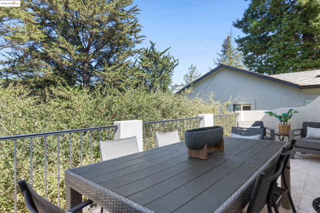 50 Pine Hills Ct, Oakland CA: https://media.crmls.org/mediaz/deab831e-ede5-4bdc-b50e-d182dfa92c8c.jpg